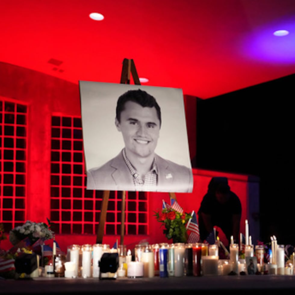 ARCHIVO - Una foto de Charlie Kirk, director ejecutivo y cofundador de Turning Point USA, durante la vigilia que organizó el 11 de septiembre de 2025 en Orem, Utah. (Foto AP/Lindsey Wasson, archivo)