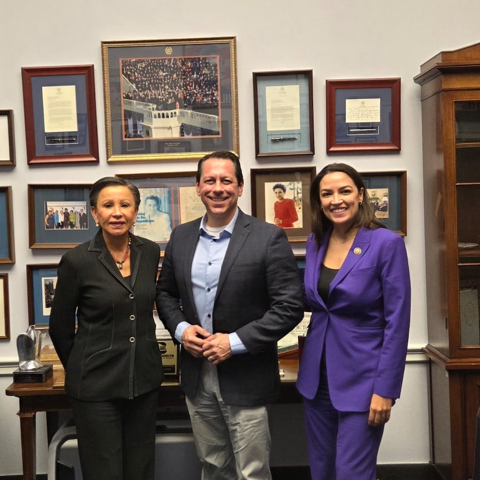 Juan Dalmau (centro) tuvo una reunión, en el Congreso, con las demócratas boricuas Nydia Velázquez (izquierda) y Alexandria Ocasio Cortez (derecha).