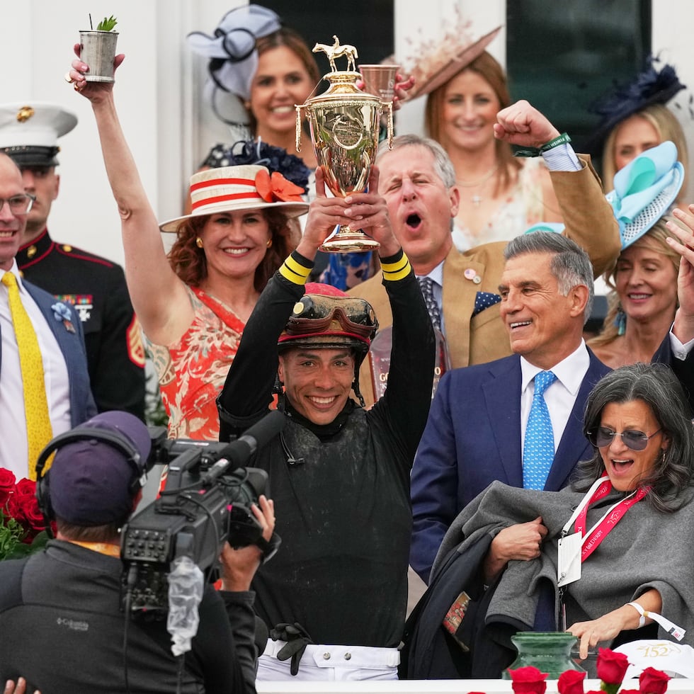 José L. Ortiz levanta el trofeo luego de la victoria en la edición 152 del Kentucky Derby.