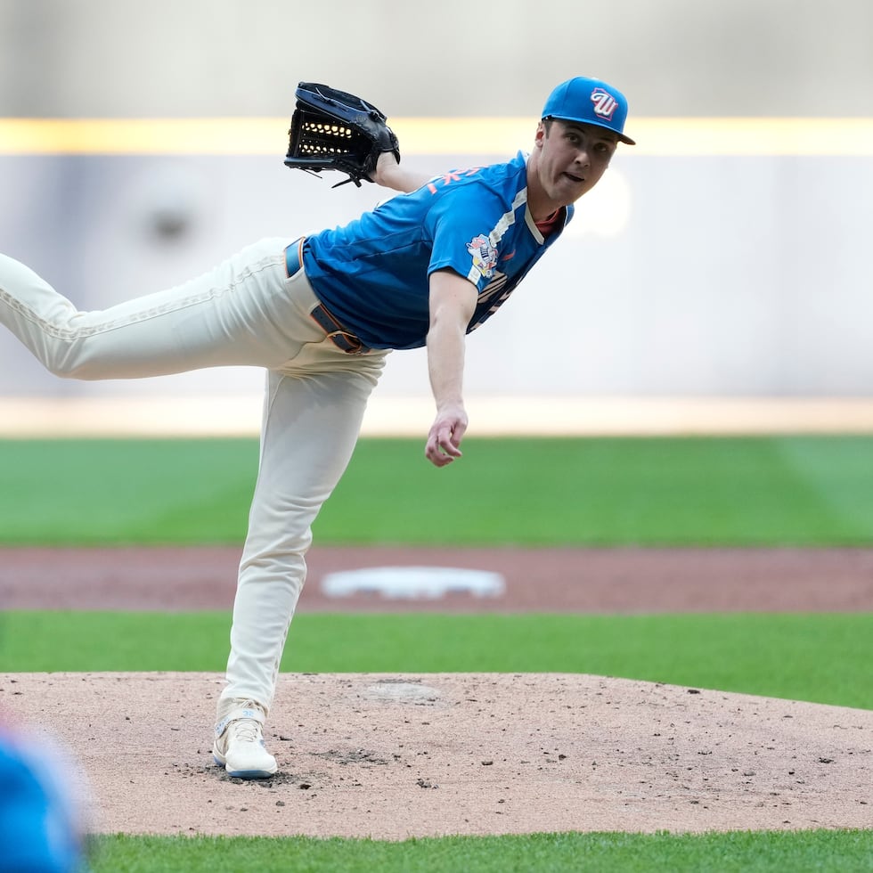 Jacob Misiorowski, de los Brewers de Milwaukee, lanza durante la segunda entrada contra los Phillies de Filadelfia.
