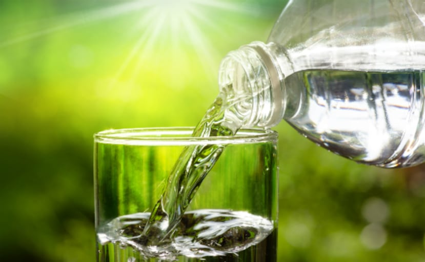 Bebe mucha agua. Hacer esto y mantenerse hidratado es muy importante. Esto ayuda en la digestión y disminuir los efectos secundarios del estreñimiento y la fatiga. Si el agua es difícil de tomar para el paciente, le puede echar algún tipo de sabor, como de “berries” o limón. (Suministrada)