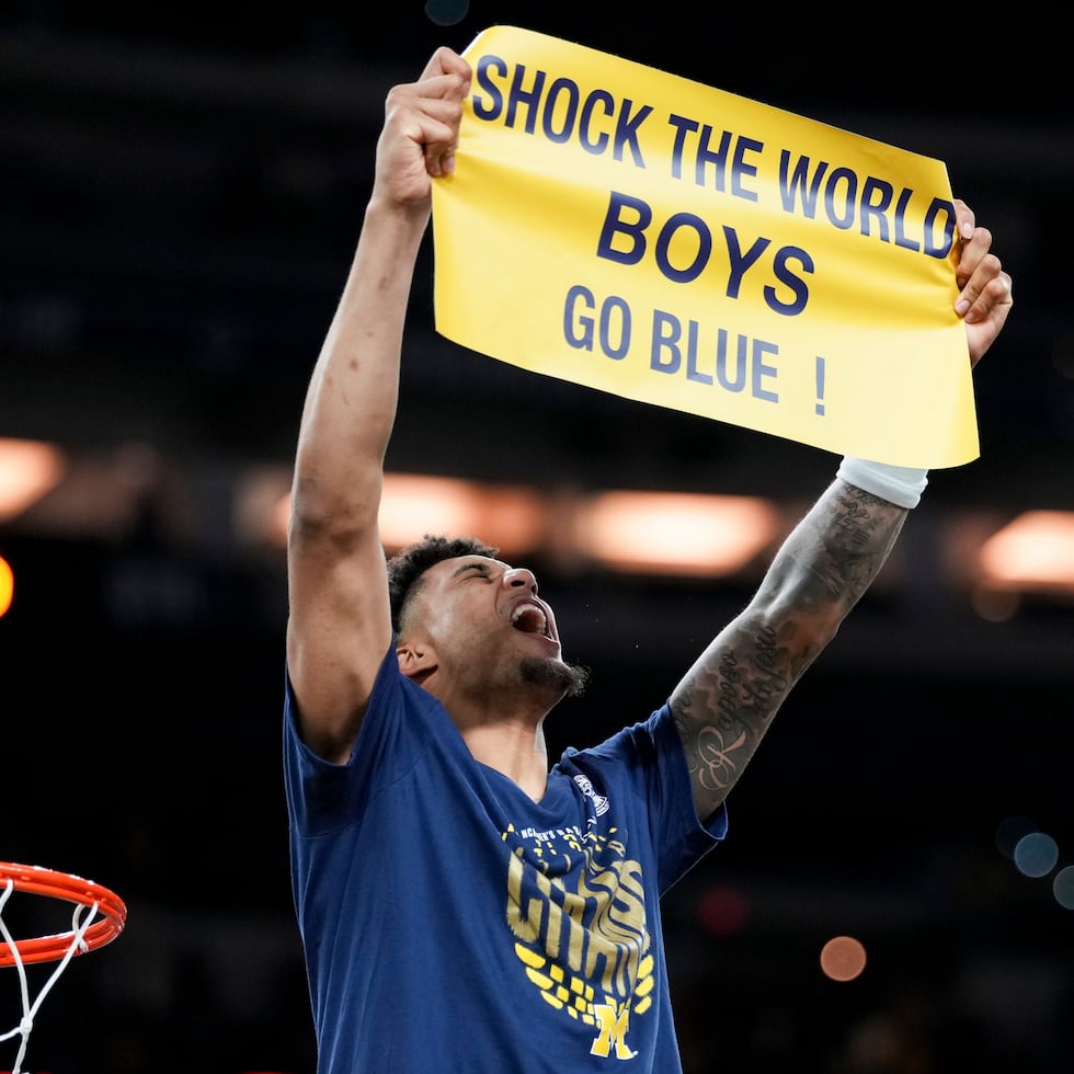 Yaxel Lendeborg celebrando jubiloso el campeonato de su Universidad de Michigan en la final de la NCAA el lunes.