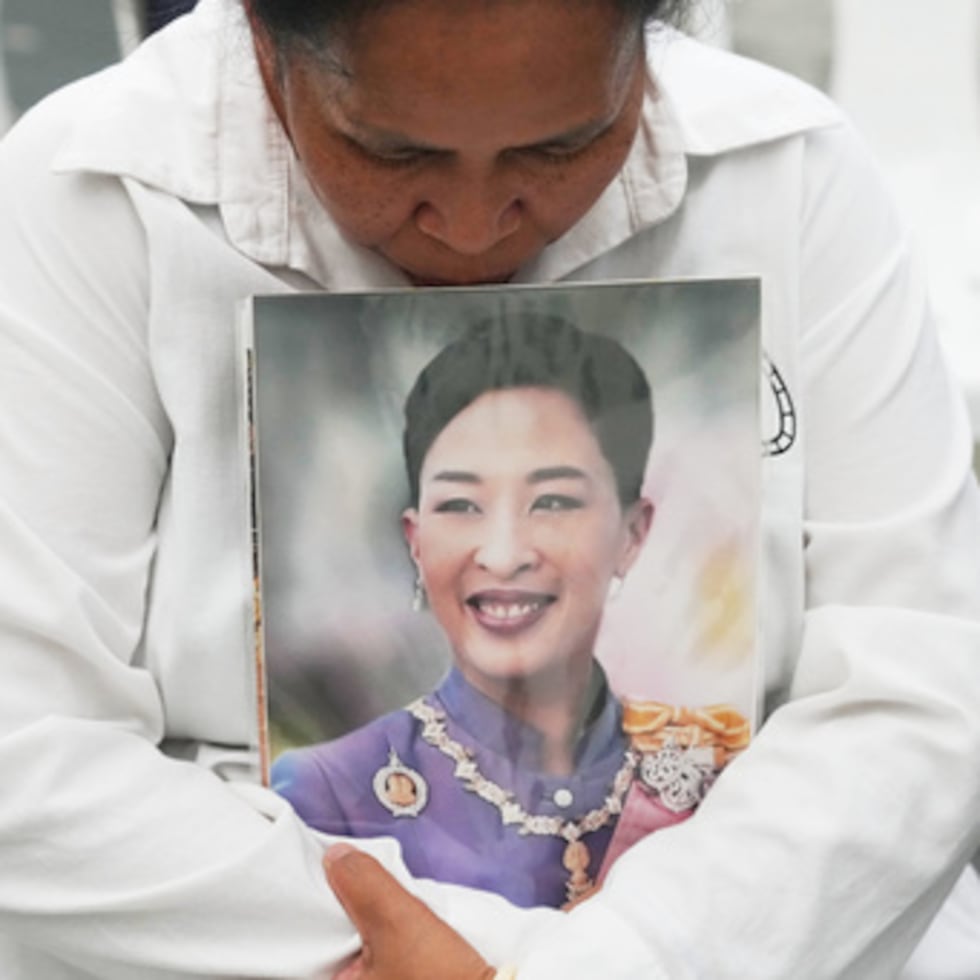 Una persona sostiene una fotografía de la difunta princesa tailandesa Bajrakitiyabha Mahidol en Bangkok, Tailandia, el viernes 12 de junio de 2026. (Foto AP/Sakchai Lalit)