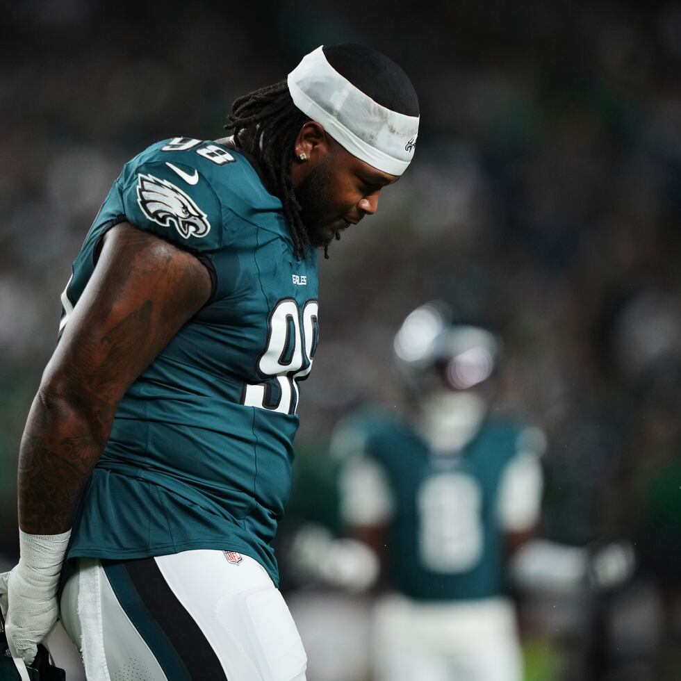 El tackle defensivo de los Eagles de Filadelfia, Jalen Carter, sale del campo tras ser descalificado por conducta antideportiva.