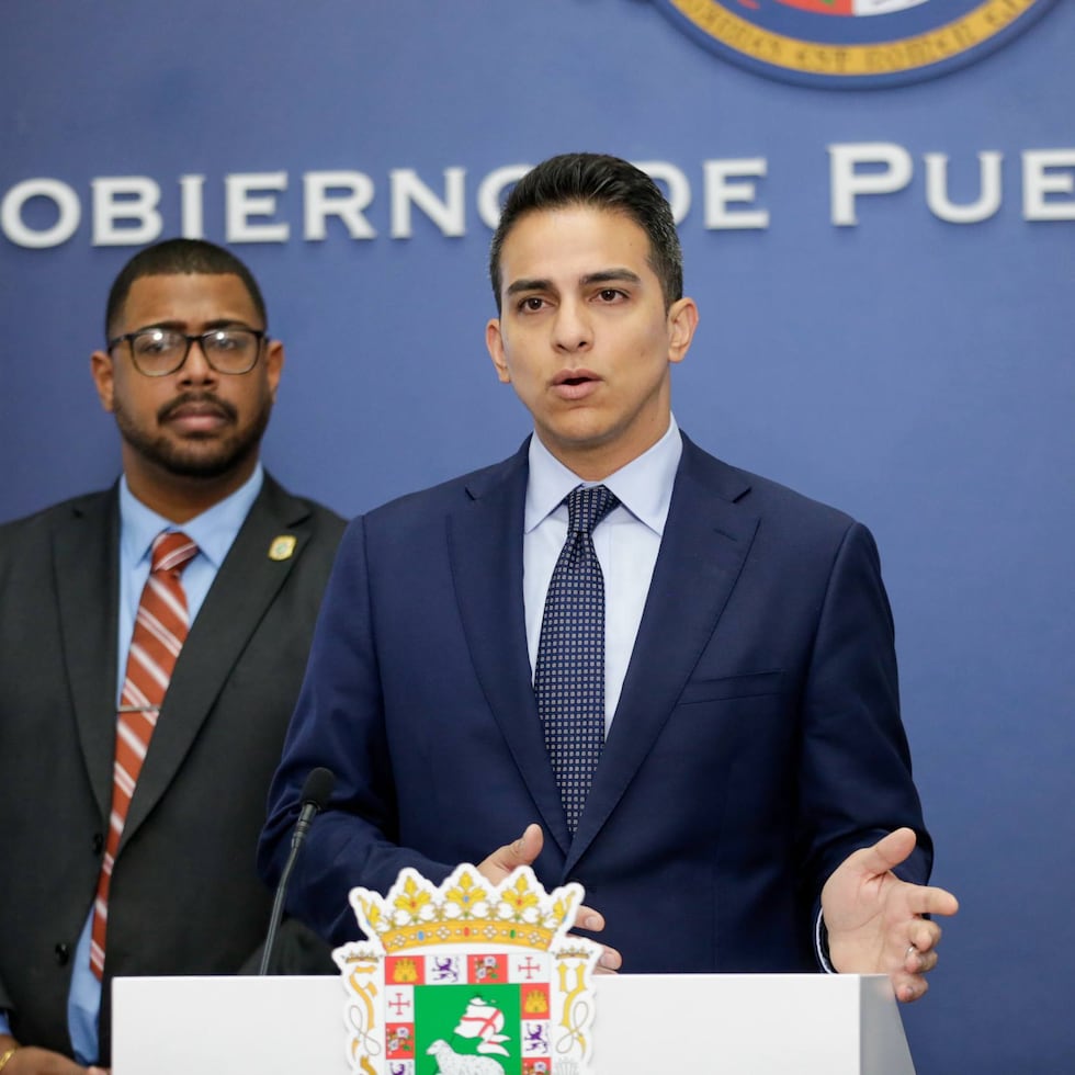 Sobre estas líneas, los secretarios de Asuntos Públicos, Jean Peña Payano, y de Hacienda, Ángel Pantoja Rodríguez, durante la sesión bisemanal “En Récord”, en La Fortaleza.