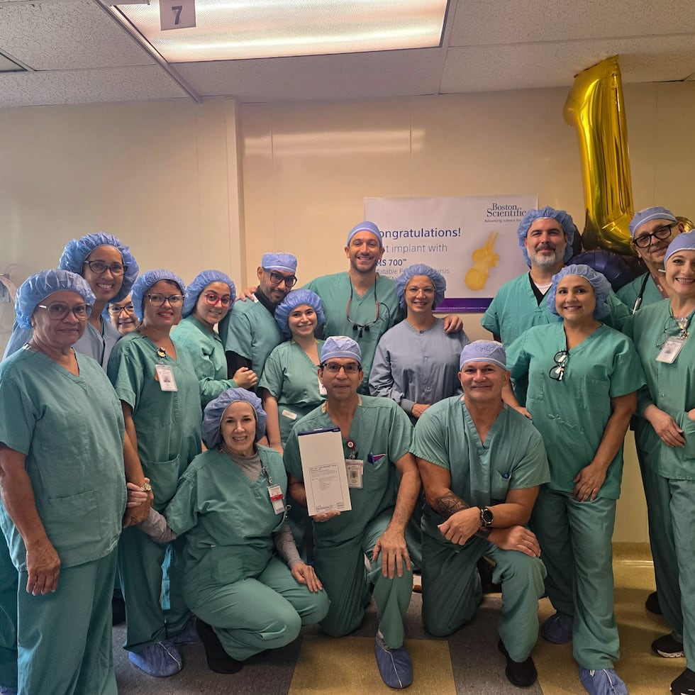 Equipo clínico y personal multidisciplinario del Hospital Auxilio Mutuo San Pablo que formó parte del innovador procedimiento realizado por el Dr. Andrés Pérez Román para la implantación de la nueva tecnología TENACIO™ de Boston Scientific.