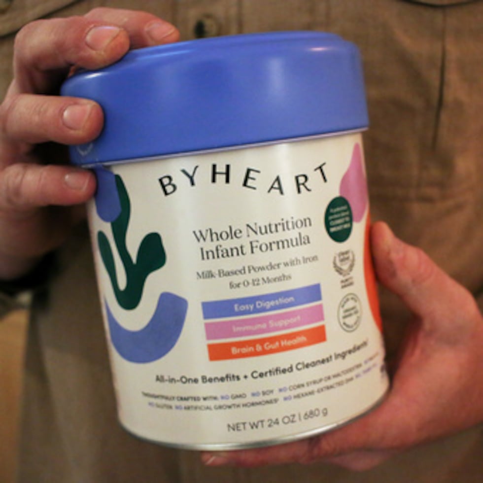 Stephen Dexter sostiene un envase de fórmula infantil ByHeart, recientemente retirada del mercado por ByHeart, en Flagstaff, Arizona, el miércoles 12 de noviembre de 2025. (AP Photo/Cheyanne Mumphrey)
