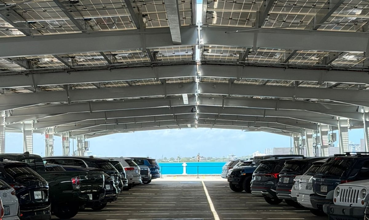 Completan instalación de 4,000 placas solares en el aeropuerto Luis Muñoz Marín