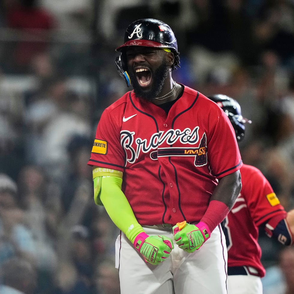 Michael Harris II, de los Bravos de Atlanta, festeja su jonrón de tres carreras ante los Filis de Filadelfia en el tercer juego de la serie de comodines, el jueves 1 de octubre de 2026 (AP Foto/Brynn Anderson)