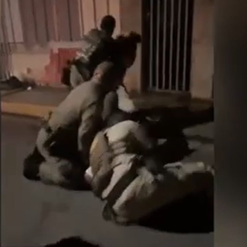 Captura de pantalla del vídeo en el que agentes federales realizaron un intervención en el barrio Capetillo, en San Juan.