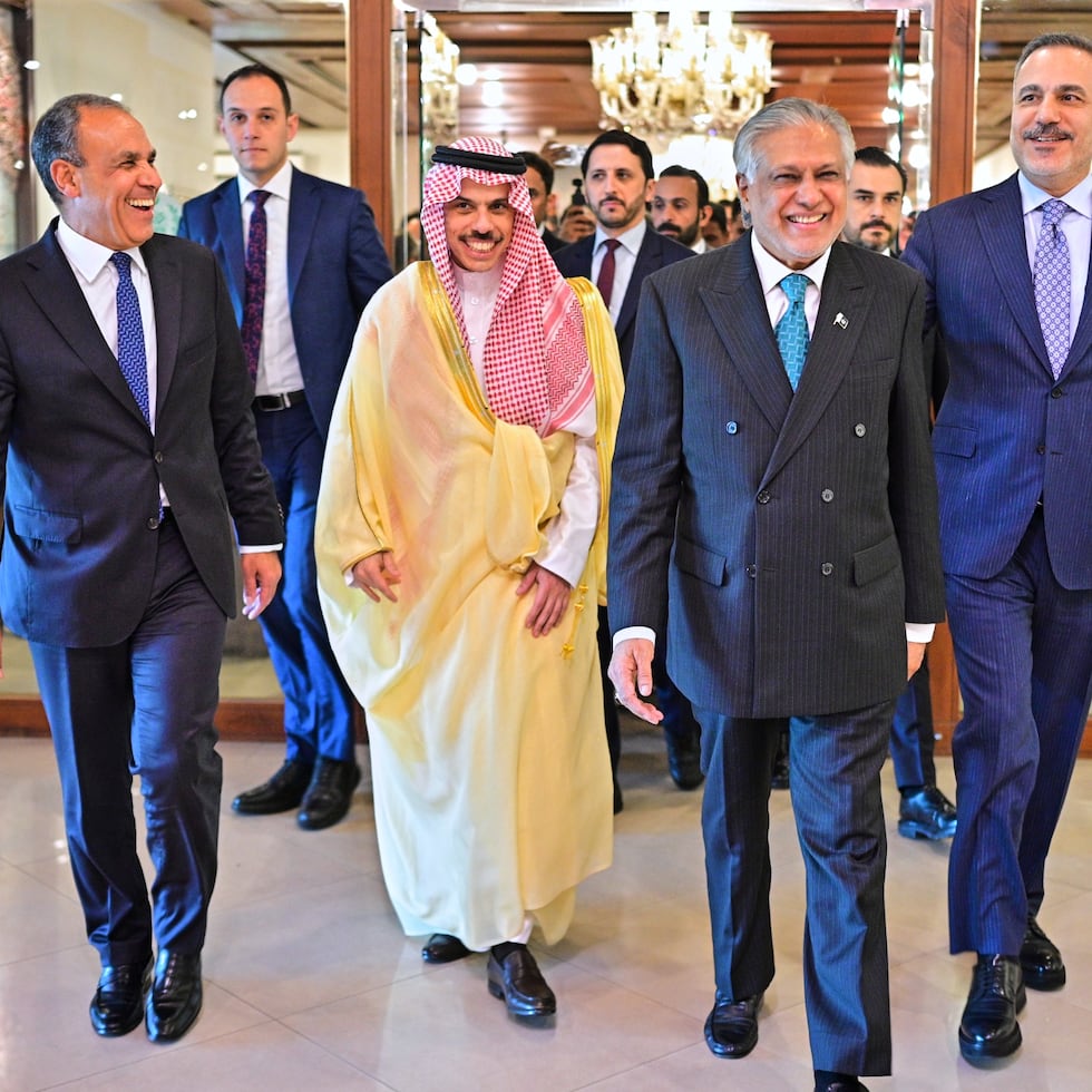 En esta fotografía, difundida por el Ministerio de Asuntos Exteriores de Pakistán, aparecen, de izquierda a derecha, el ministro de Asuntos Exteriores egipcio, Badr Abdelatty; el ministro de Asuntos Exteriores de Arabia Saudí, el príncipe Faisal bin Farhan Al-Saud; el ministro de Asuntos Exteriores de Pakistán, Ishaq Dar; y el ministro de Asuntos Exteriores turco, Hakan Fidan.