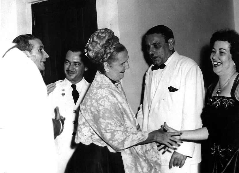 Ese 25 de julio de 1952, el gobernador Luis Muñoz Marín y su esposa Inés Mendoza recibieron a la alcaldesa de San Juan, Felisa Rincón de Gautier y su esposo Genero Gautier, para una cena de estado por la inauguración de la Constitución.