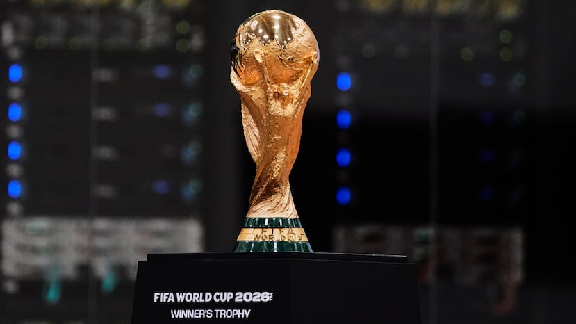 El trofeo actual que se le da al campeón fue diseñado por el escultor italiano Silvio Gazzaniga después de que Brasil ganara definitivamente la Copa Jules Rimet al conquistar su tercer título mundial en 1970. Actualmente, la selección brasileña es pentacampeona.