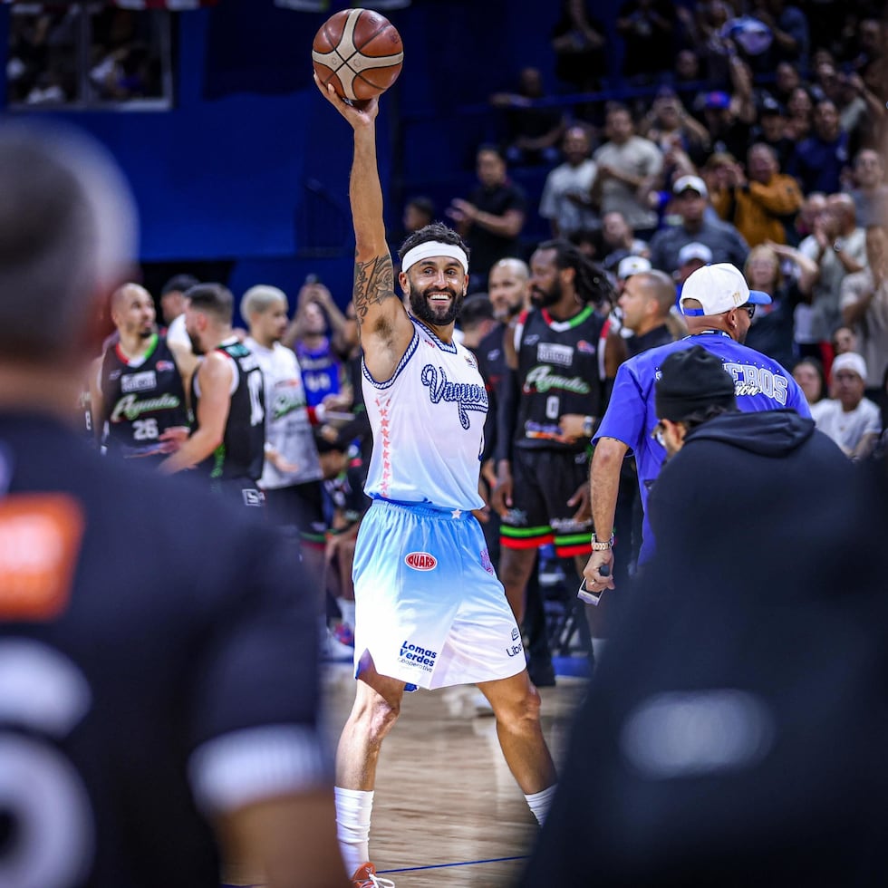 Javier Mojica con el balón que encestó para convertirse en el quinto mejor anotador de tres puntos en la historia del BSN.