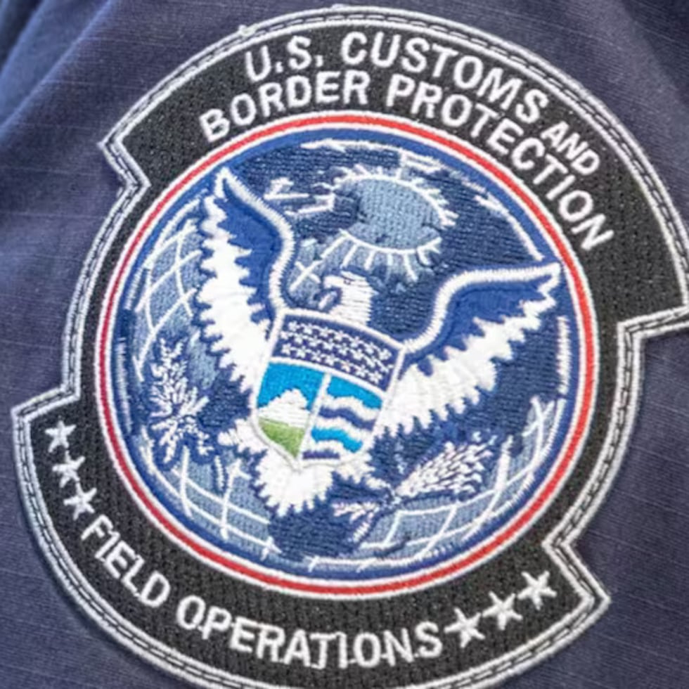 La droga incautada por la CBP en el punto de control de Puerto Rico estaba distribuida en bloques ocultos en el chasis de un remolque de carga de plataforma.