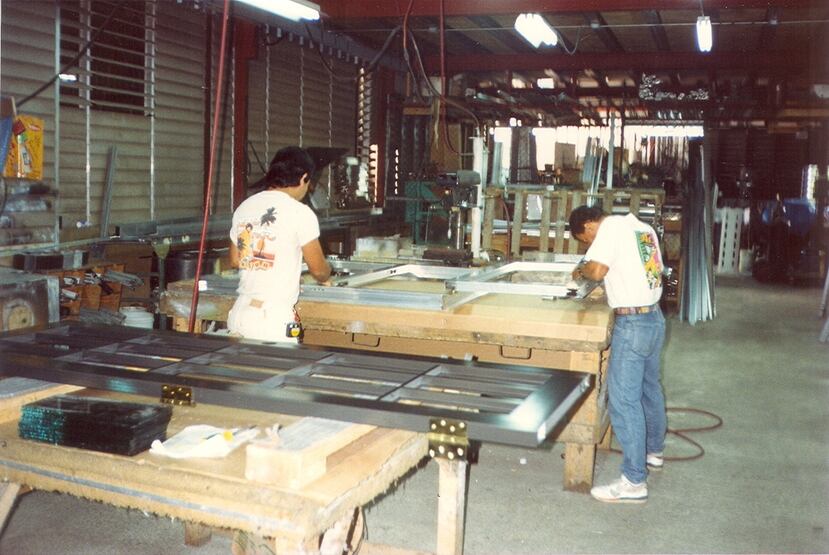 Empleados en el taller de puertas en Morovis.