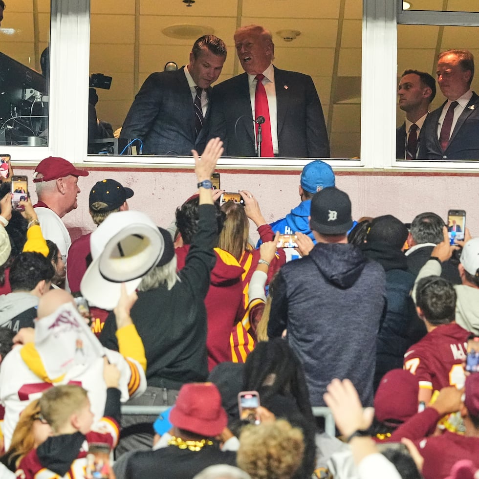 El Presidente Donald Trump (derecha) y el Secretario de Defensa, Pete Hegseth, asisten al partido de la NFL entre los Commanders de Washington y los Lions de Detroit en el Estadio Northwest.