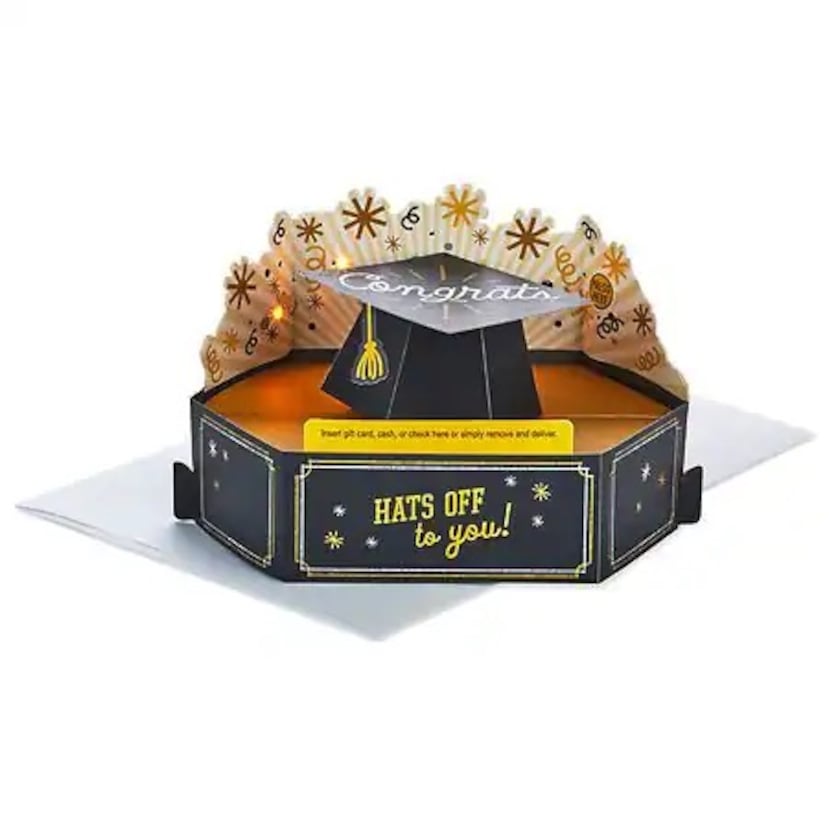 ¿No sabes qué regalar? Ve a la farmacia o tienda más cercana y escoge una postal de la marca Hallmark divertida y llamativa. En ella, escríbele palabras que reflejen el orgullo y la esperanza que sientes en este momento. Si tu situación económica te lo permite, añade una tarjeta de regalo o dinero en efectivo para que compre lo que desee.