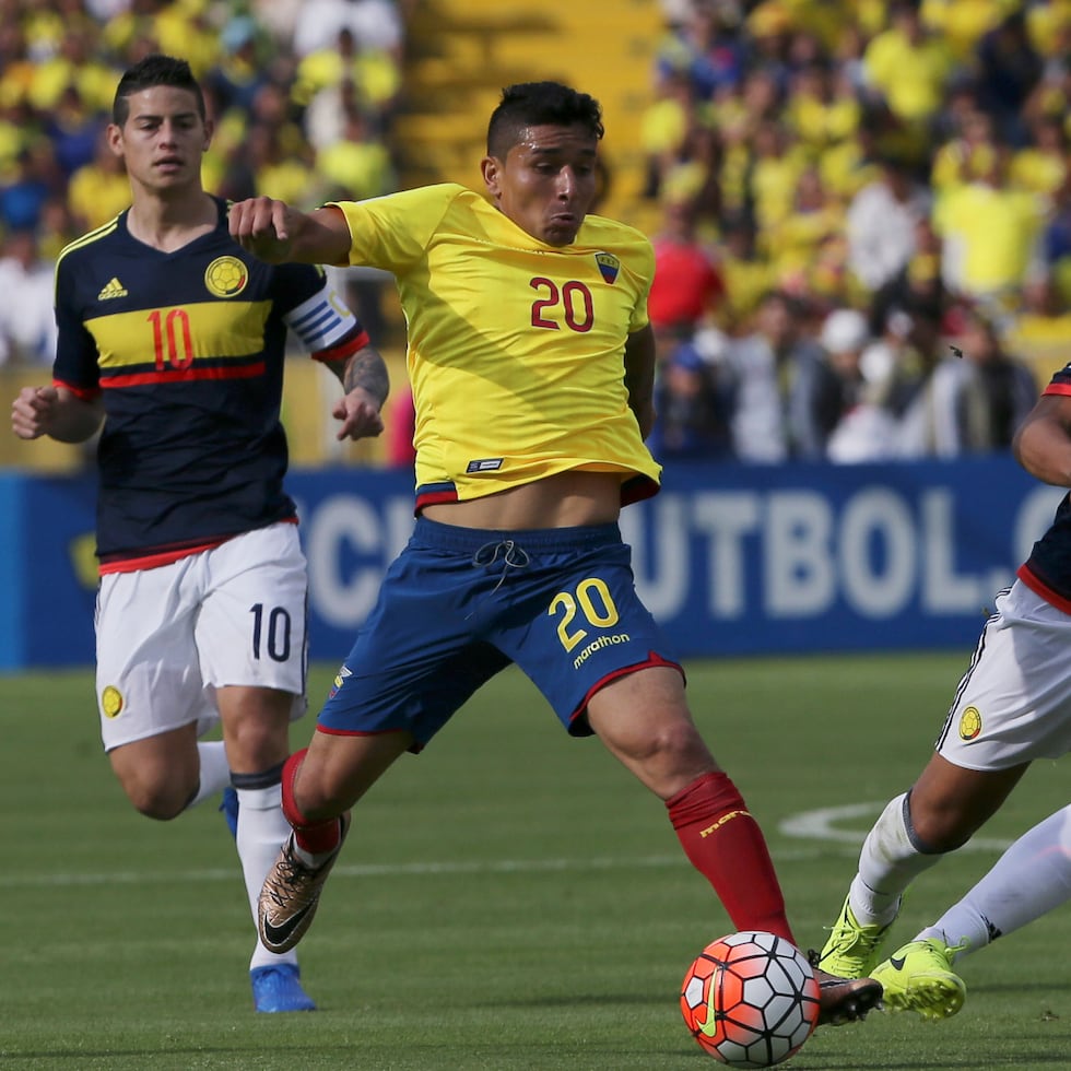Mario Pineida, de la selección de Ecuador, manejando el balón frente a Abel Aguilar de Colombia en un partido de las eliminatorias mundialistas el 28 de marzo de 2017.