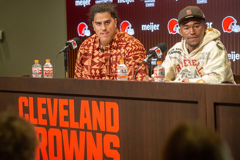 KC Concepción en la rueda de prensa del equipo, junto a la primera selección de los Browns en el draft, Spencer Fano (izquierda), quien fue reclamado en el noveno turno.