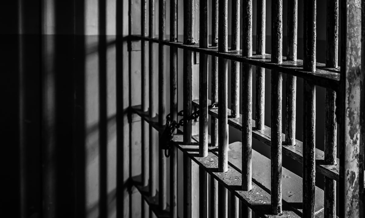 Dañó una celda mientras estaba detenido por otros delitos: ahora enfrenta un nuevo cargo
