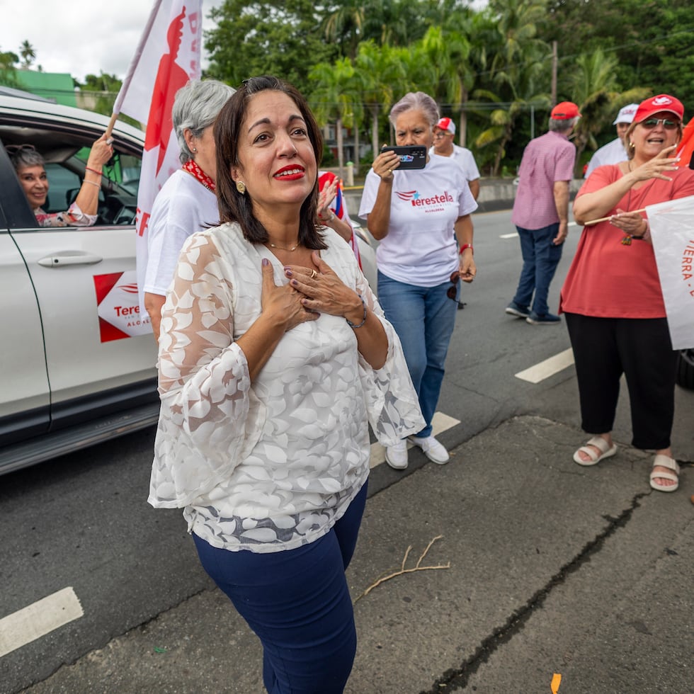 2 noviembre 2024. Peña La Pava, San Juan
El componente del Partito Popular Democratico PPD en San Juan celebra caravana y cierre de campaña, convocan Terestela Gonzalez Denton, candidata a alcaldesa y su equipo legislativo municipal, de precintos y senatorial. Le acompañaran, Jesus Manuel Ortiz y Pablo Jose Hermandez partiendo en caravana desde la Peña La Pava hasta el Comite del Partido Popular Democratico en Puerta de Tierra.
En la foto: Terestela Gonzalez Denton candidata a alcaldesa por el PPD saluda a sus seguidores antes de la caravana
Xavier Garcia / Fotoperiodista