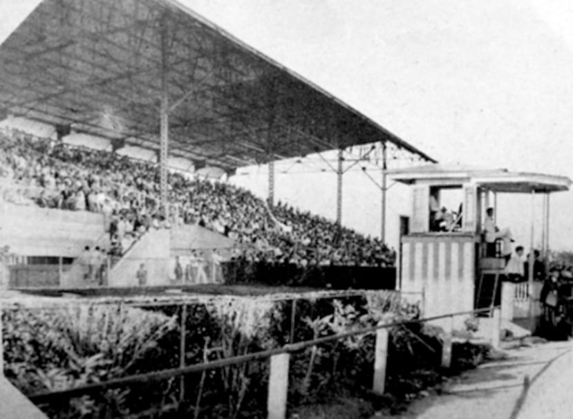 Gradas repletas en el Hipódromo Las Monjas, inaugurado el 31 de julio de 1927