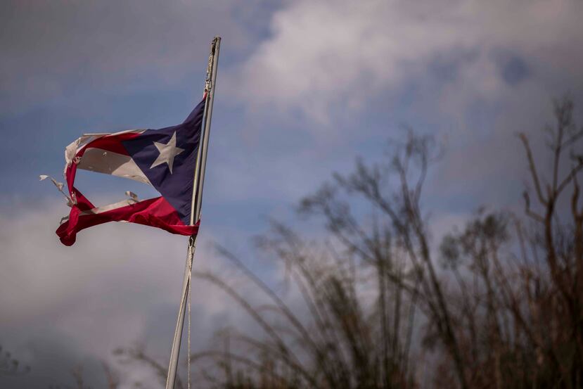 EL fotógrafo Ramón "Tonito" Zayas captó a días del paso del huracán María una imagen de una bandera rota en el barrio Iguillales de Naranjito. (GFR Media)