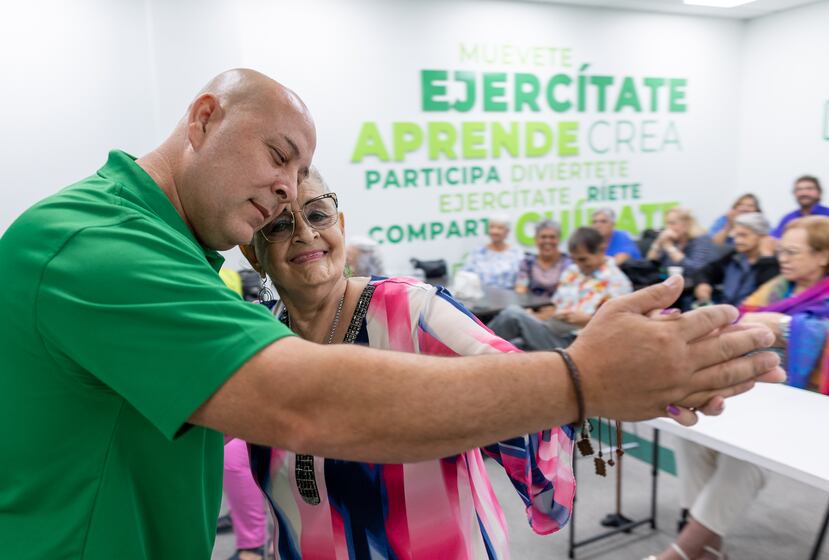 Empleado voluntario de MCS junto a participante del MCS Club Te Paga.