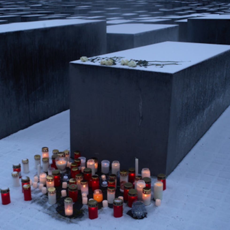 La historia de vida de Hermann ‘Mano’ Höllenreiner fue documentada en una novela. En la foto, velas colocadas delante de una losa de hormigón del monumento conmemorativo del Holocausto con motivo del Día Internacional de la Memoria del Holocausto en Berlín, Alemania, martes 27 de enero de 2026.