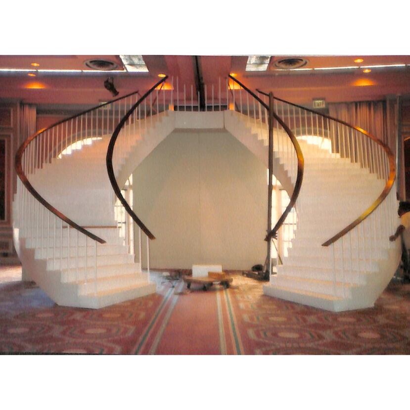 En 1990, don Luis A. Ferré imaginó llevar la esencia misma del museo a un nuevo escenario. Para la novena gala anual, celebrada el 7 de diciembre en el San Juan Hotel y Casino, tuvo la brillante idea de recrear las emblemáticas escaleras del atrio central del museo —un símbolo de su majestuosidad y patrimonio arquitectónico.