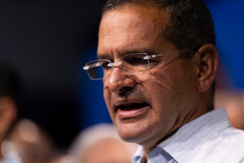 El gobernador Pedro Pierluisi durante el proceso de votación de las primarias en la escuela Abraham Lincoln, en el Viejo San Juan.