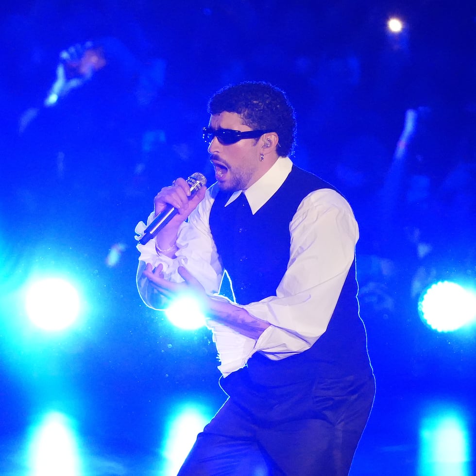 Para un país disminuido por su mediocridad política, considerado “invisible”, Bad Bunny es una especie de salvación, la gracia bajada del cielo que nos ha rescatado del olvido, escribe Edgardo Rodríguez Juliá. En la foto el artista boricua durante su presentación en el Billions Club, en Tokio