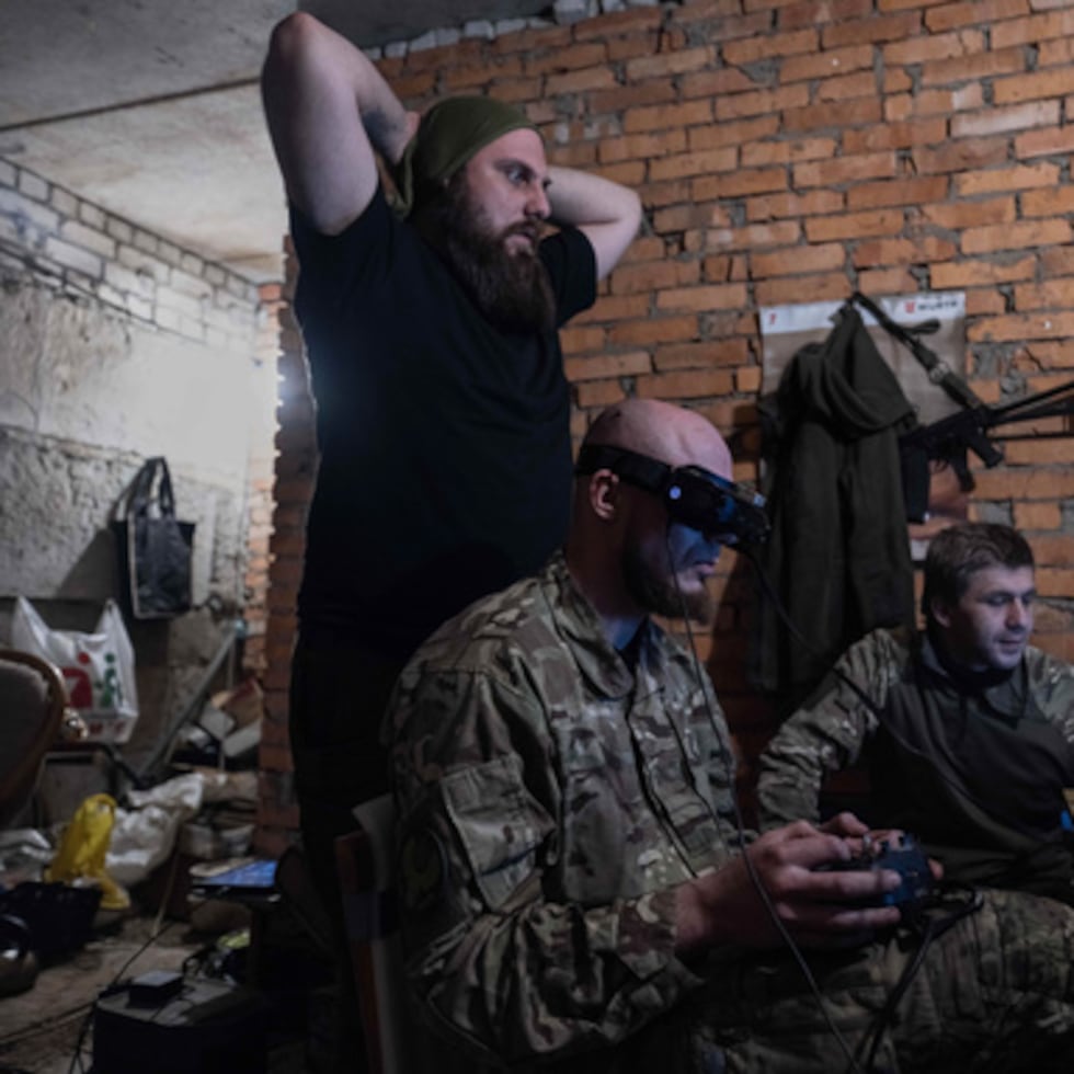 En esta fotografía facilitada por el servicio de prensa de la 93na Brigada Mecanizada Independiente de Kholodnyi Yar de Ucrania, militares controlan drones FPV desde un refugio en Druzhkivka, región de Donetsk, Ucrania, el jueves 7 de mayo de 2026.