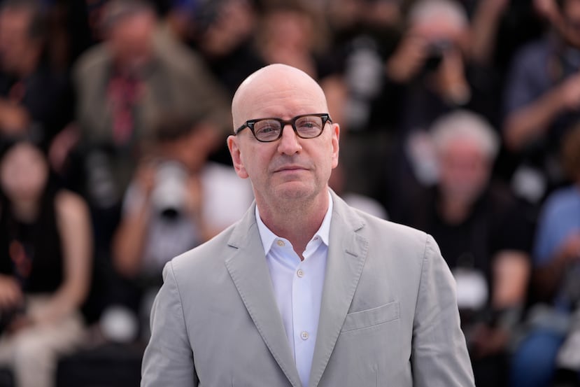 El director Steven Soderbergh posa en la sesión fotográfica de la película "John Lennon: The Last Interview" durante el 79º Festival Internacional de Cine de Cannes, el sábado 16 de mayo de 2026, en el sur de Francia. (AP Foto/John Locher)