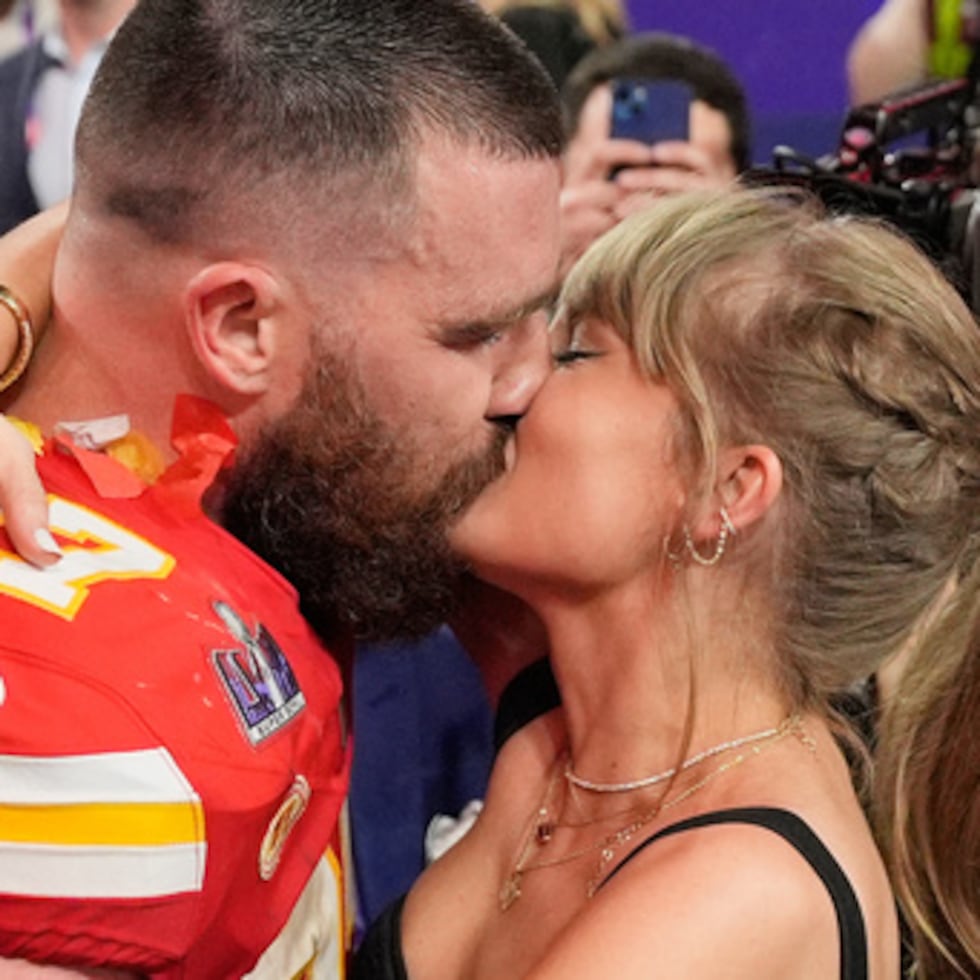 Travis Kelce y Taylor Swift anunciaron su compromiso el año pasado.