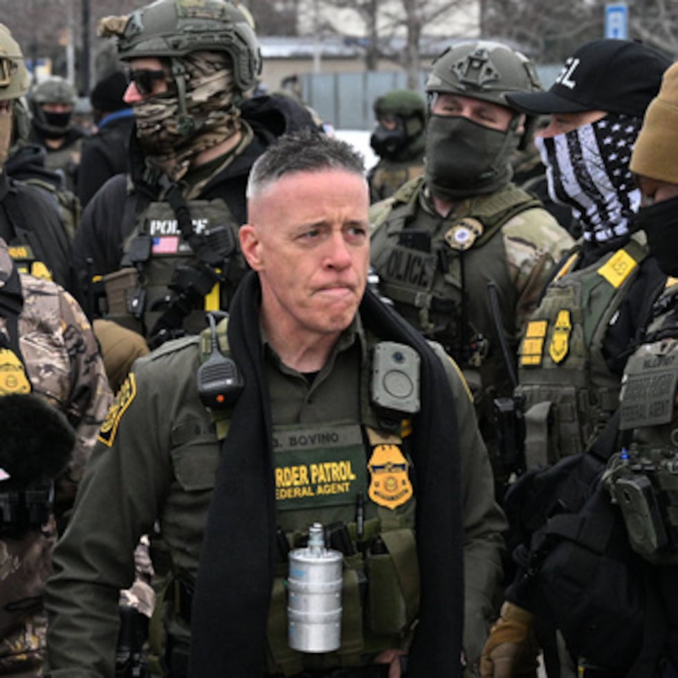 El liderazgo de Bovino de redadas federales altamente visibles, incluidas operaciones que provocaron manifestaciones masivas en Los Ángeles, Chicago, Charlotte y Minneapolis, ha sido duramente criticado.