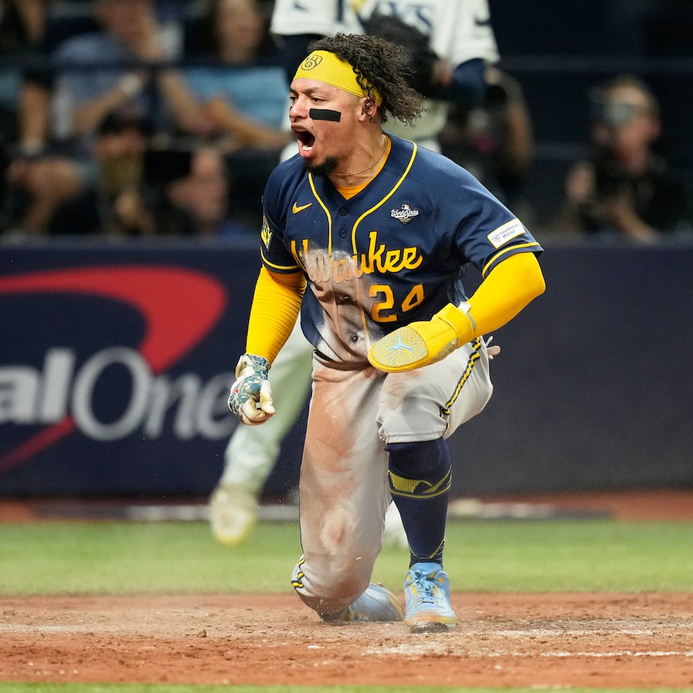 William Contreras celebran luego de anotar en la sexta entrada del quinto juego de la Serie Mundial.