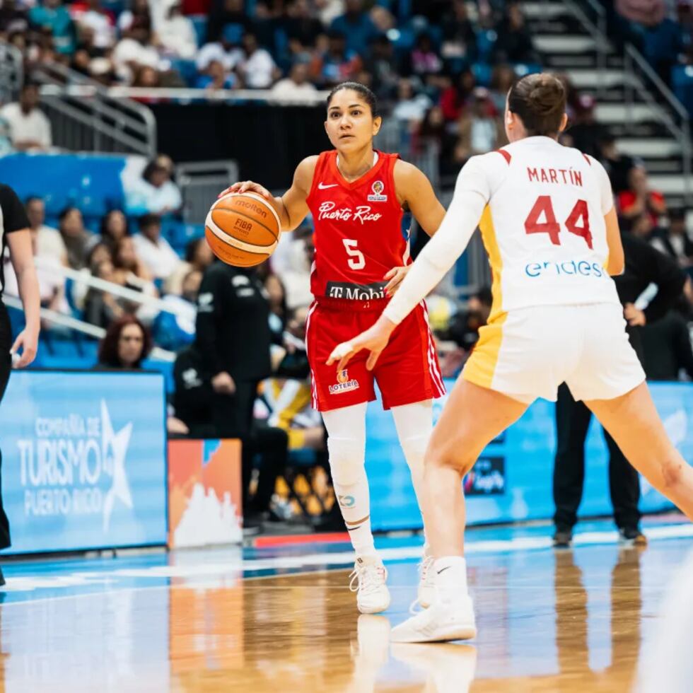 Pamela Rosado busca organizar la ofensiva por Puerto Rico ante la defensa de una española.