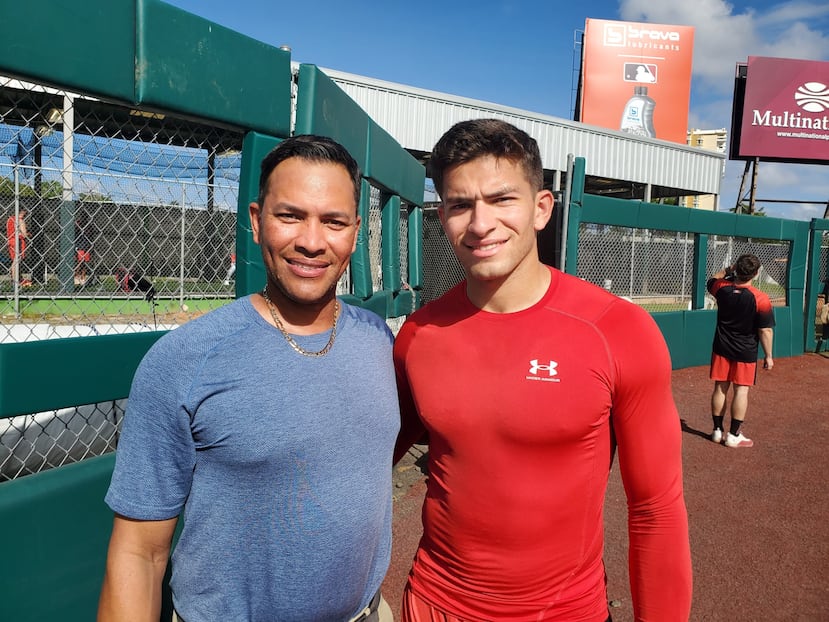 Trei Cruz junto a su padre Cheíto Cruz, exjugador de las Mayores.