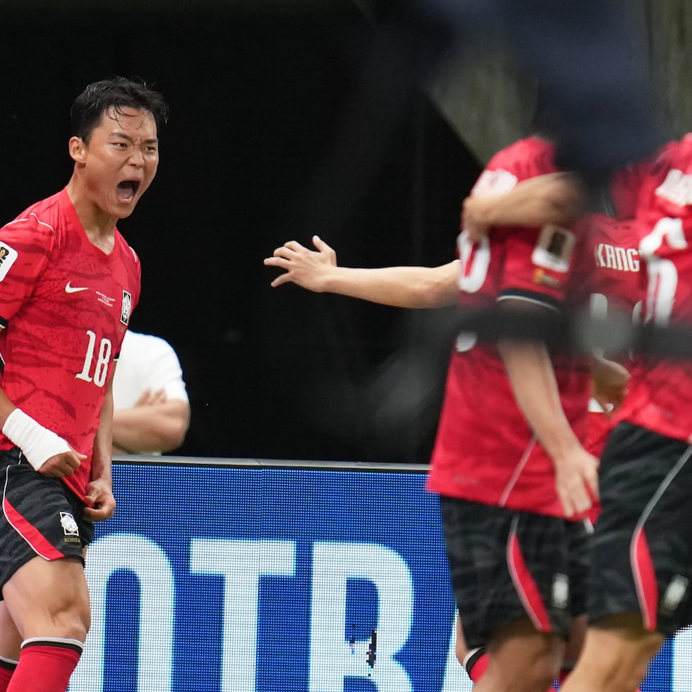 Oh Hyeon-gyu (izquierda), de Corea del Sur, festeja su gol ante República Checa en el Mundial.