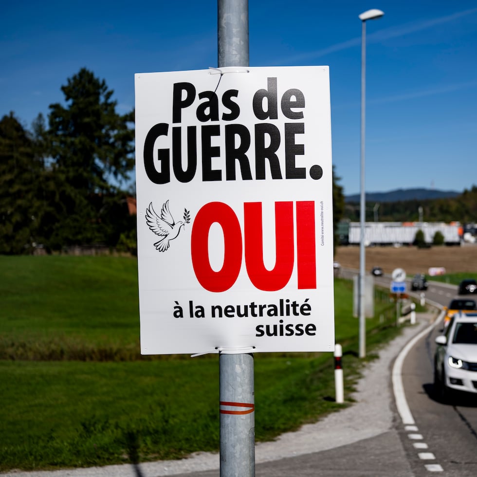 Un afiche sobre el referendo dice “No a la guerra, sí a la neutralidad suiza”, cerca de Epagny, Suiza, el 25 de septiembre del 2026. (Jean-Christophe Bott/Keystone via AP)