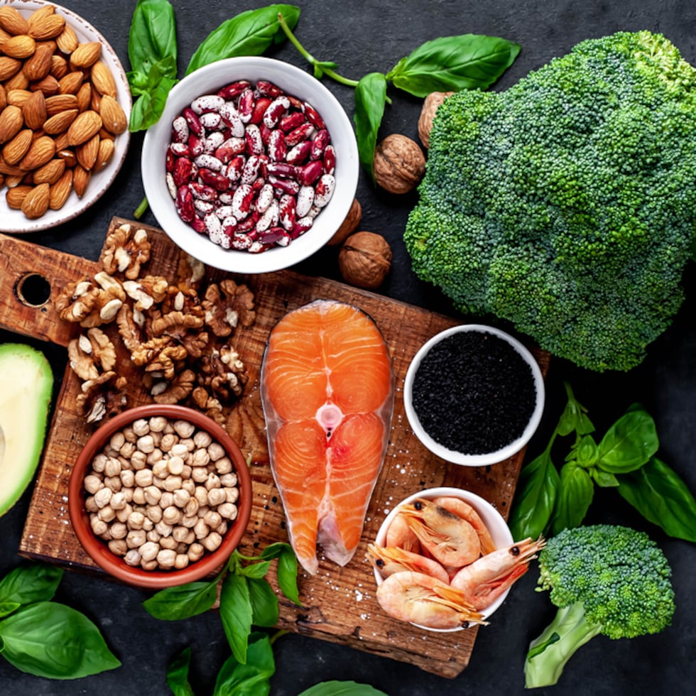 Expertos en nutrición señalan que el 80% de los cálculos biliares se forman por un exceso de colesterol en el organismo; mientras que el 20% restante es por las sales de calcio y bilirrubina. Aunque no se sabe qué alimentos causan los cálculos biliares, sí hay algunos que debemos evitar, sobre todo las grasas.