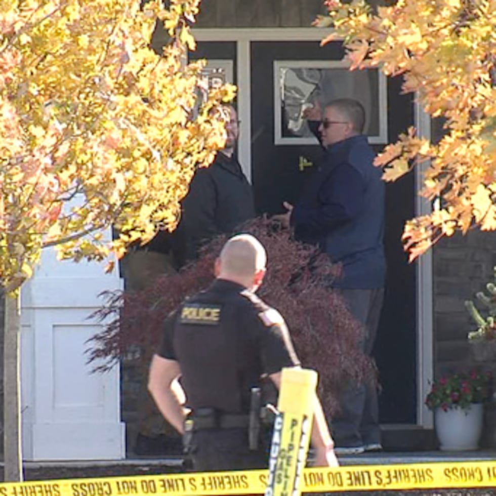 En Nueva York, que no tiene una ley de “stand-your-ground”, un hombre fue condenado en 2024 por asesinato en segundo grado por disparar mortalmente a una mujer dentro de un coche que bajó por error por la entrada de su casa rural del norte del estado.