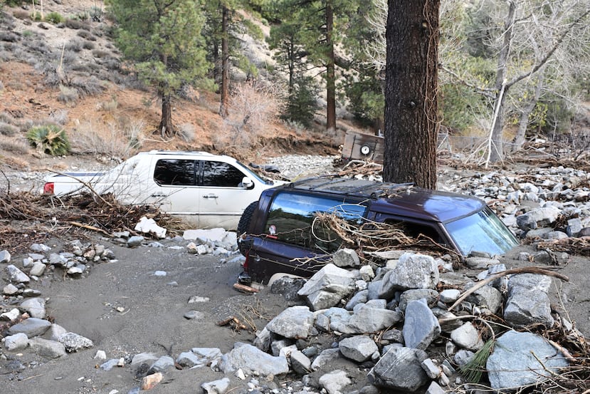 Autos enterrados en el lodo tras una serie de tormentas el jueves 25 de diciembre de 2025 en Wrightwood, California. (Foto AP/William Liang)