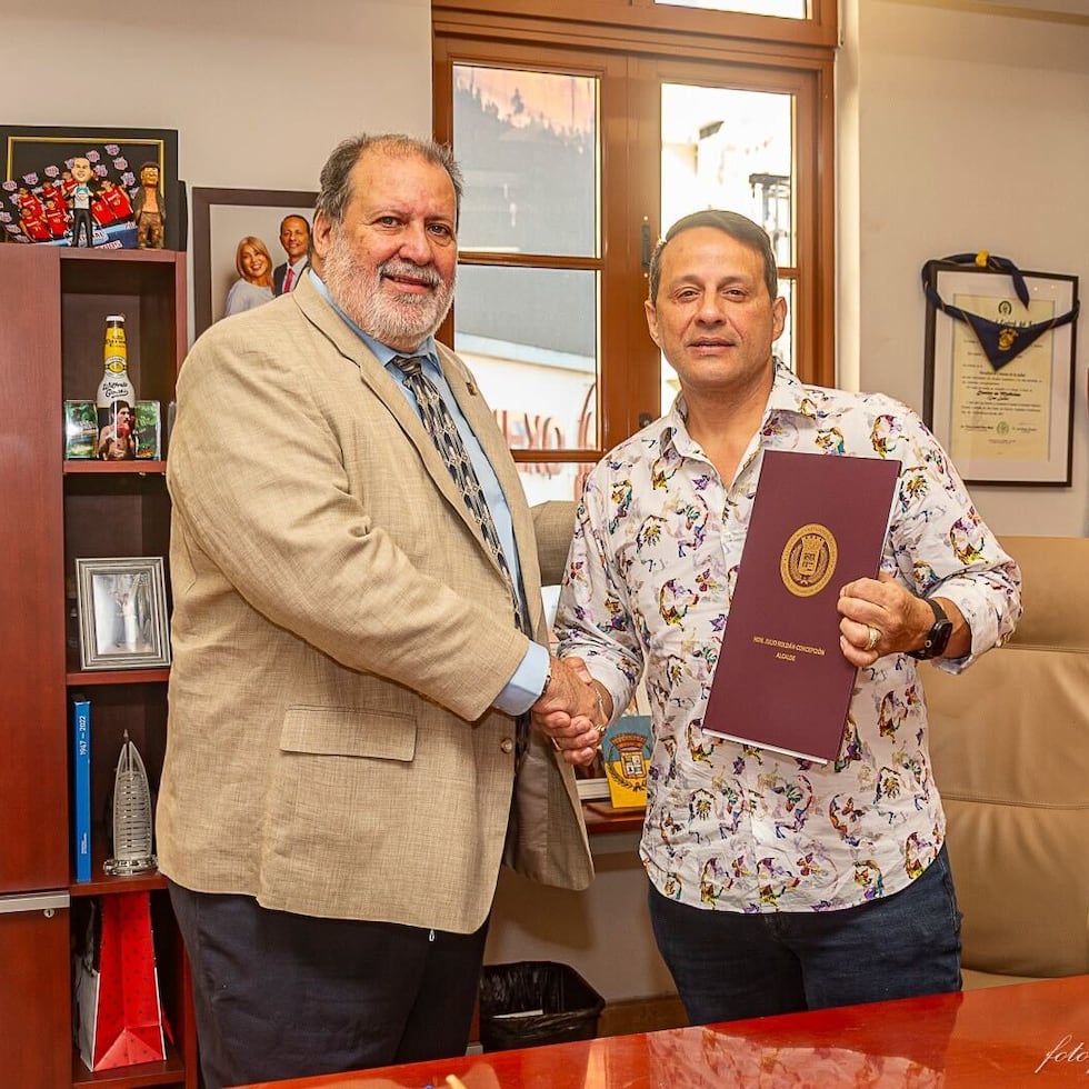 El alcalde de Aguadilla, Julio Roldán Concepción, y el legislador municipal Rafael "Rafy" Valle Ortiz, autor de la ordenanza.