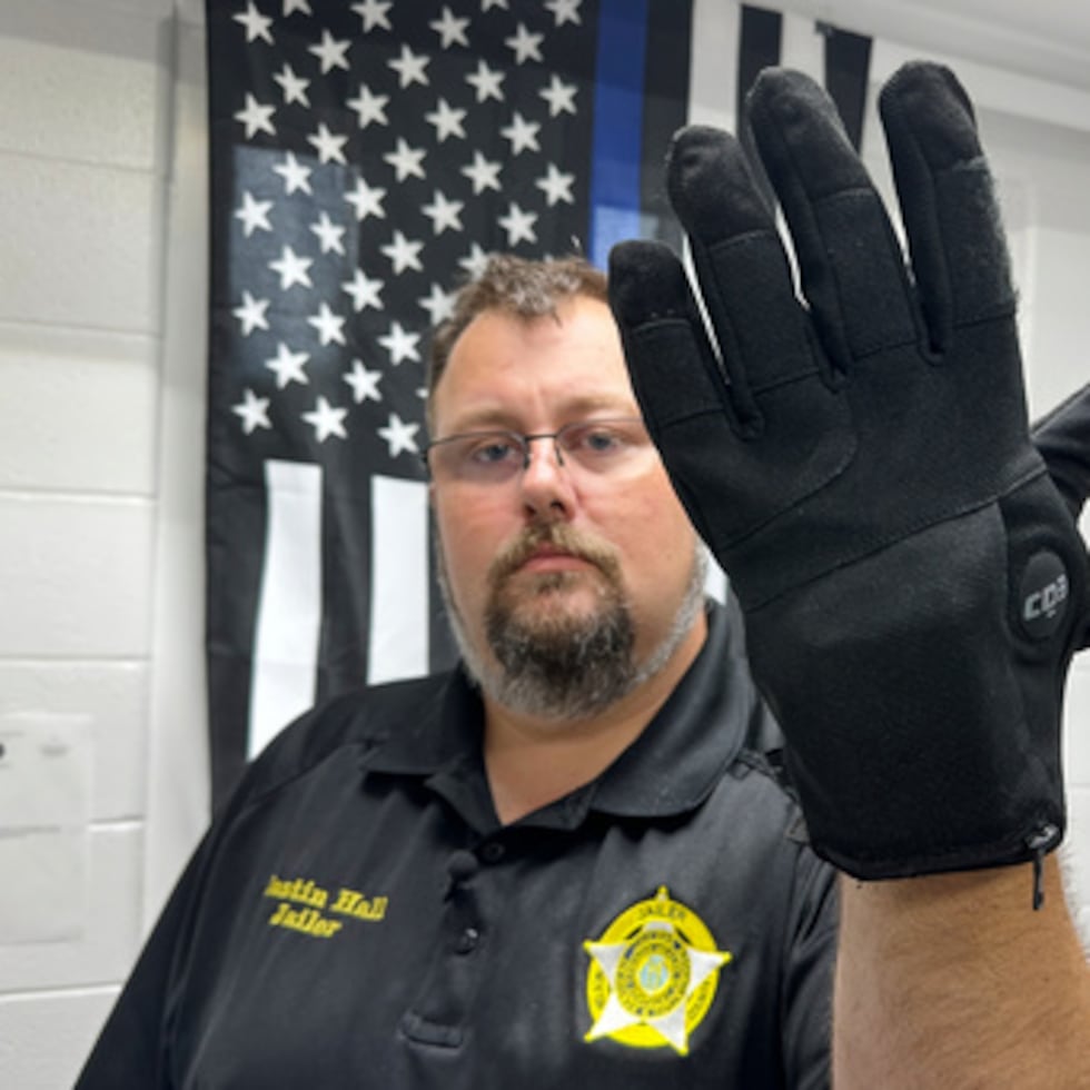 Justin Hall, guardia de la cárcel del condado de Nelson (Kentucky), muestra un guante de descargas eléctricas que se utiliza en su centro, el jueves 13 de agosto de 2026, en Bardstown (Kentucky). (Foto AP/Dylan Lovan)