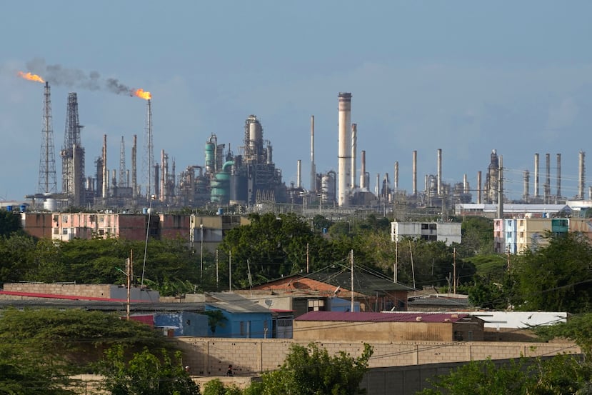 ARCHIVO - Llamas se elevan desde las chimeneas de la refinería Amuay en Los Taques, Venezuela, 14 de enero de 2026. (Foto AP/Matias Delacroix, Archivo)