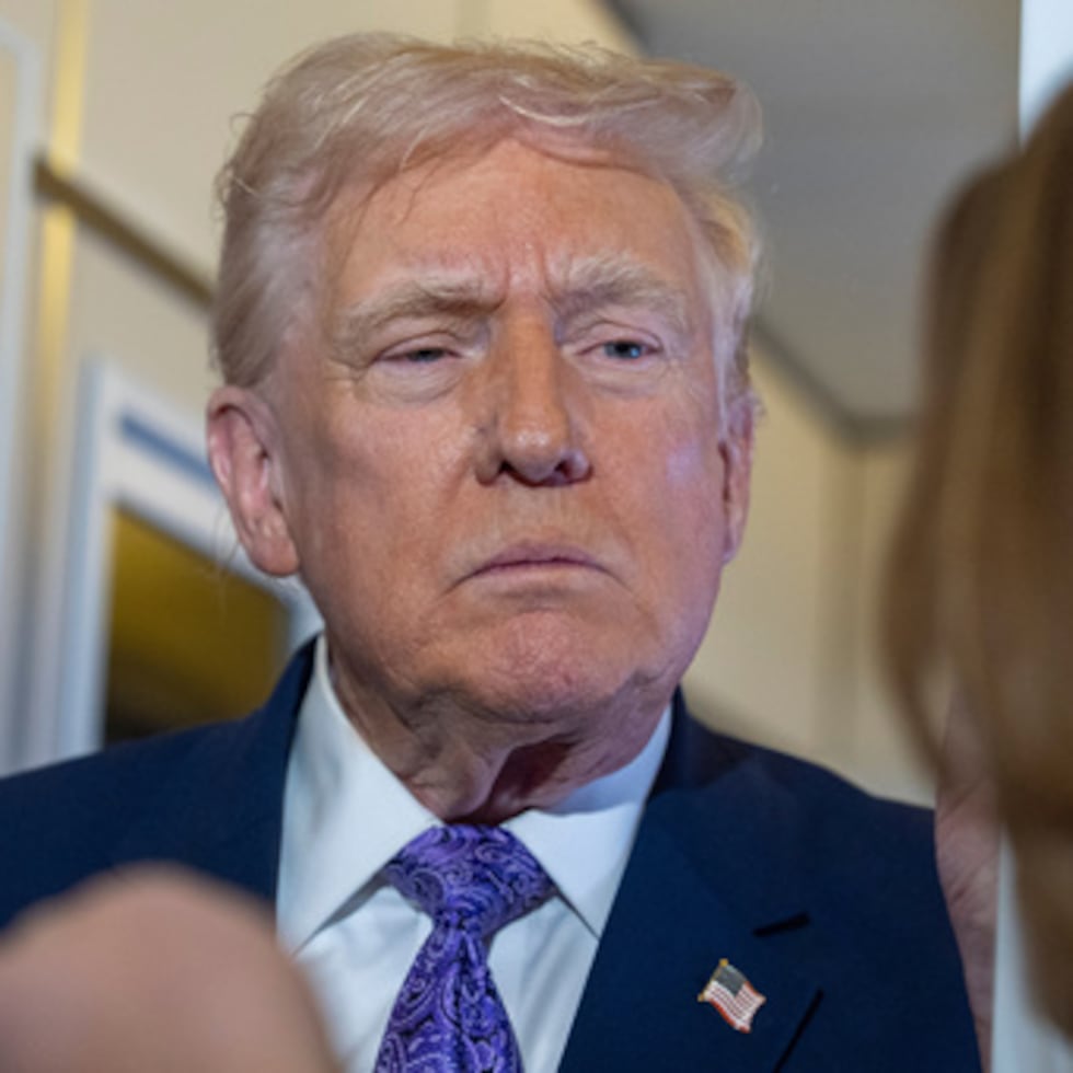 El presidente Donald Trump habla con los periodistas mientras vuela en el Air Force One desde su finca Mar-a-Lago en Palm Beach, Florida, a la Base Conjunta Andrews, el domingo 30 de noviembre de 2025. (AP Photo/Alex Brandon)