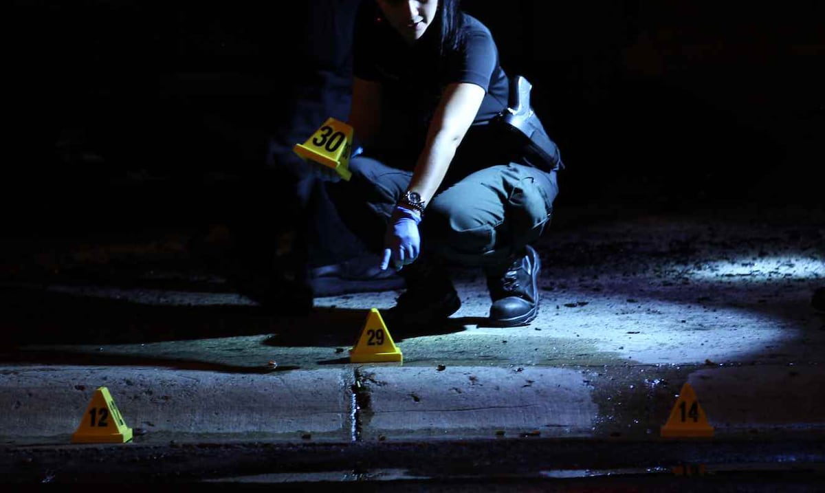 Identifican el cuerpo de un hombre ejecutado dentro de un auto cerca de un centro comercial en San Juan
